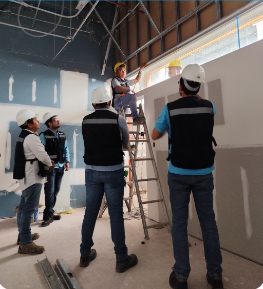 Fabricación e instalación de cancelería para constructores
